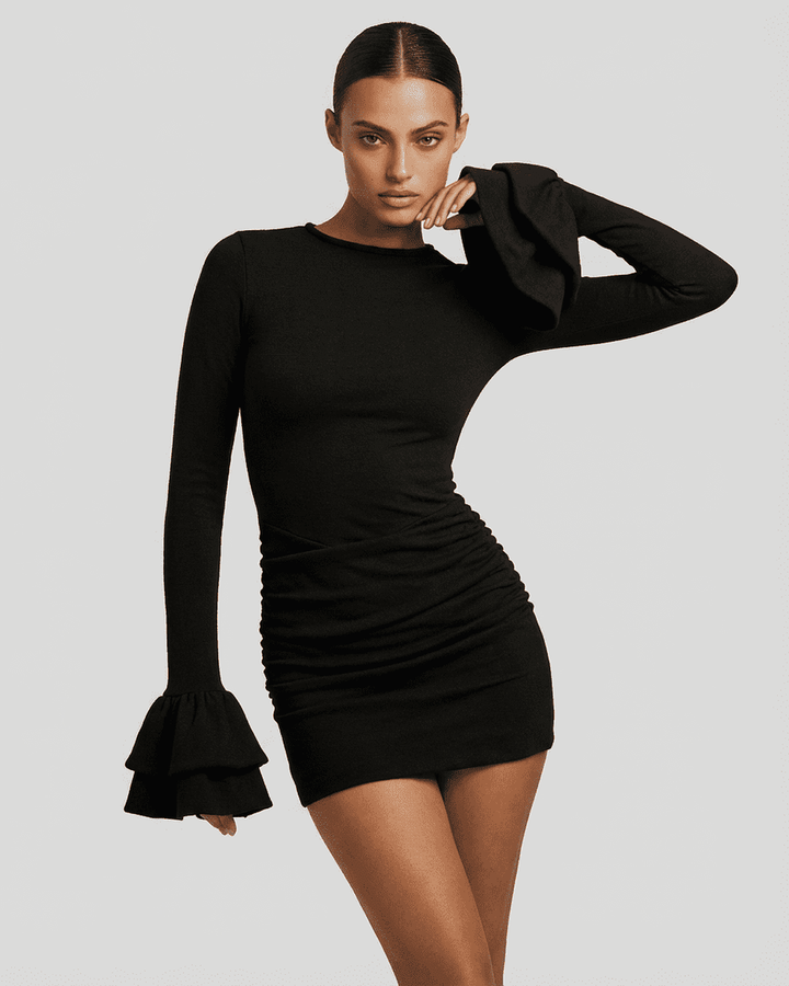 Vestido negro versátil Orion, mini y ajustado, perfecto para eventos de noche.