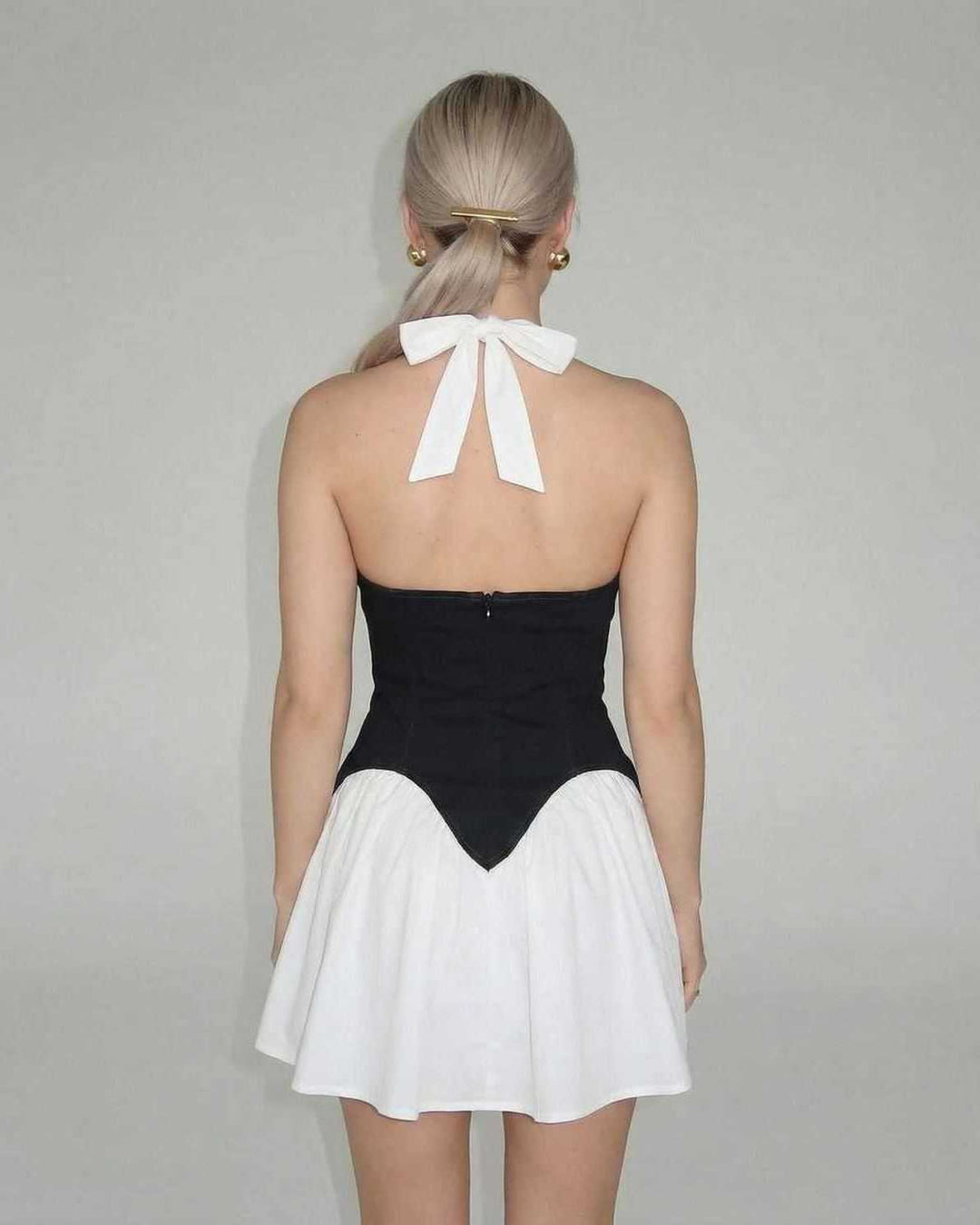 Elegante vestido mini color block sin mangas para mujer, con cintura alta, ideal para noche o fiesta.