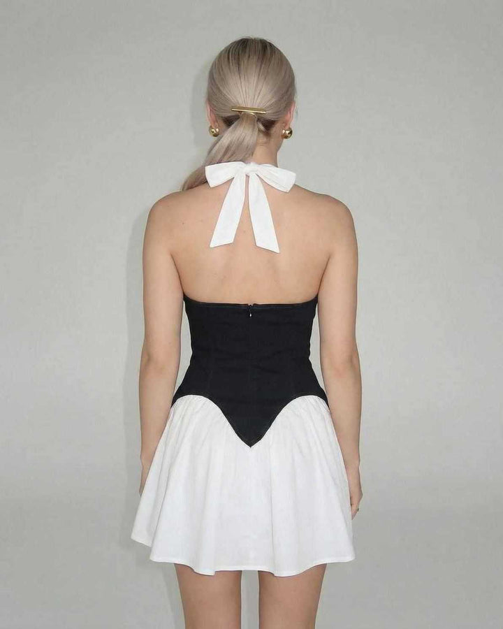 Elegante vestido mini color block sin mangas para mujer, con cintura alta, ideal para noche o fiesta.