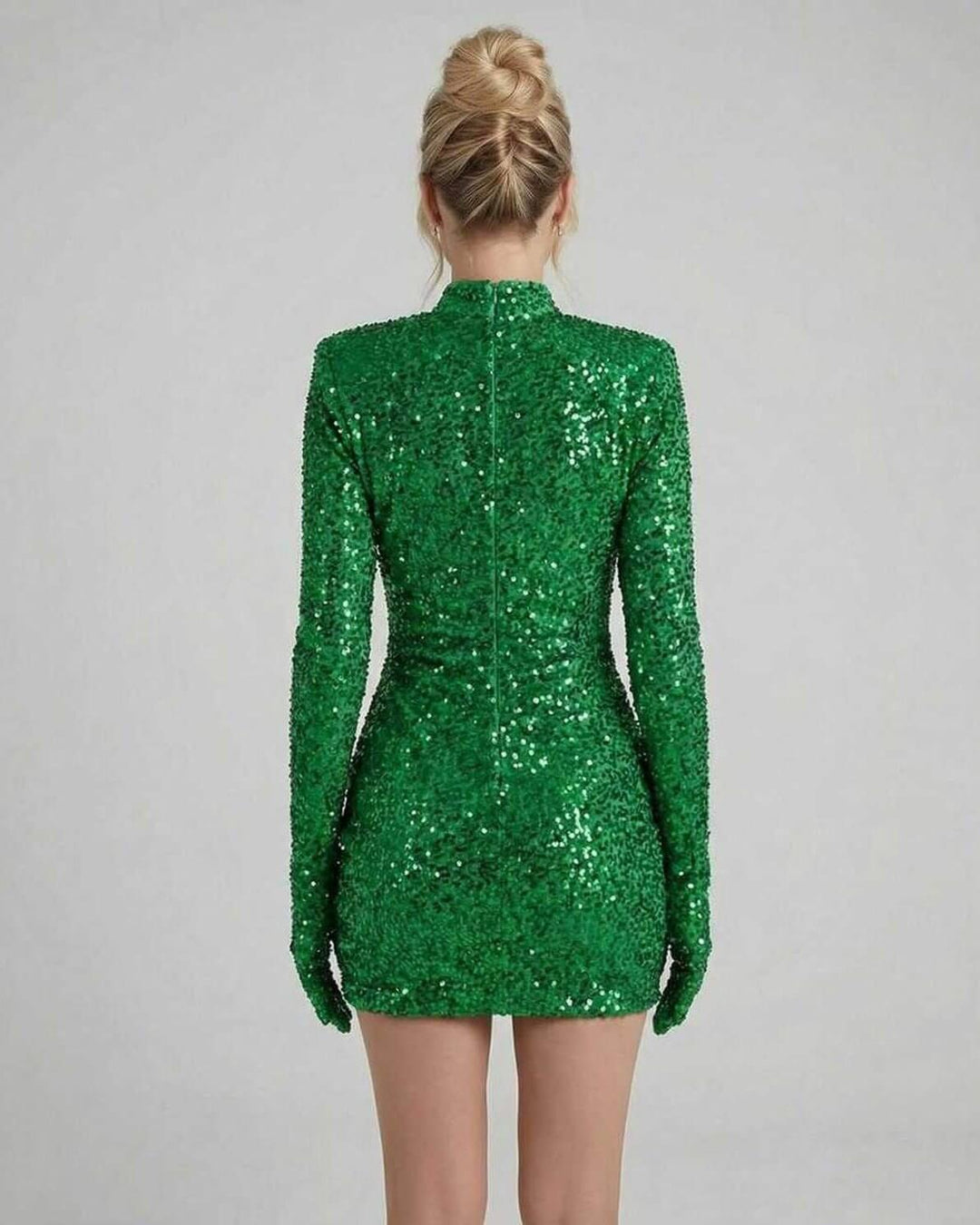 Vestido mini ajustado de lentejuelas verdes con mangas largas y escote alto, perfecto para ocasiones especiales.