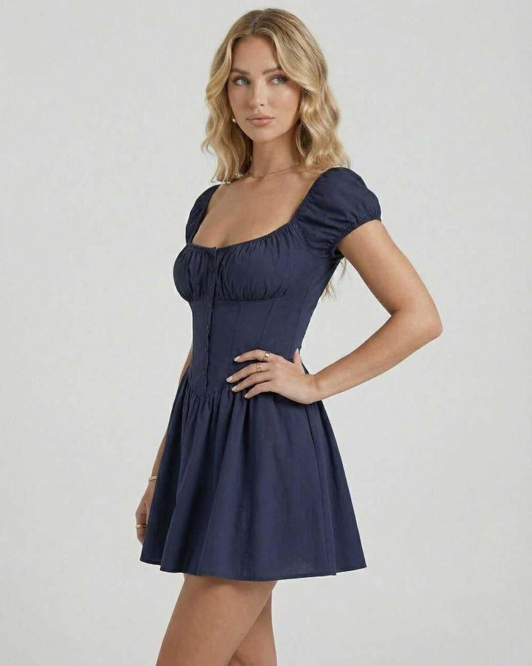 Vestido mini Orión para mujer con mangas abullonadas y escote cuadrado. Ideal para cóctel, fiesta o noche.