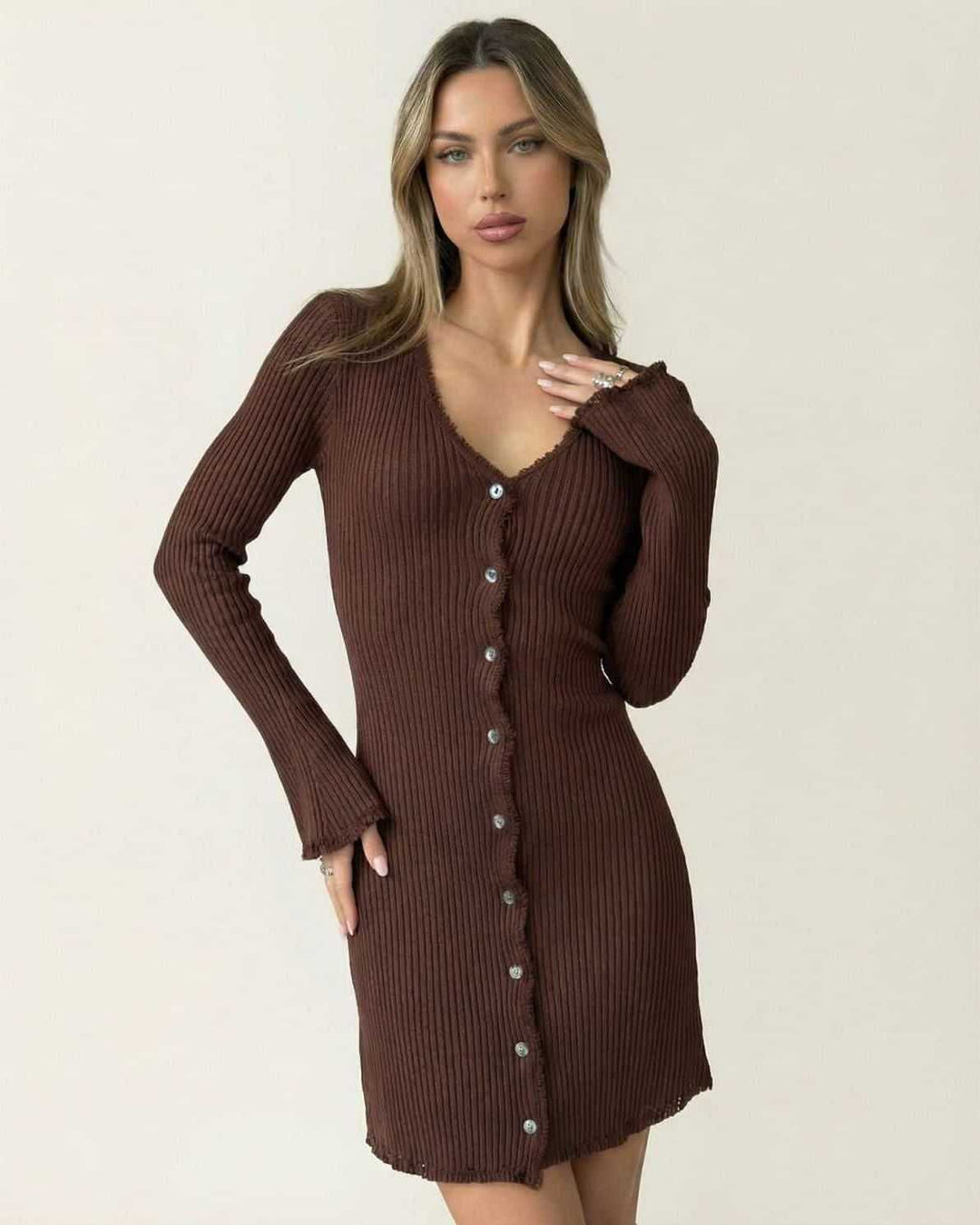 Vestido mini bodycon blanco acanalado, silueta ajustada y favorecedora, mangas acampanadas modernas, escote V.