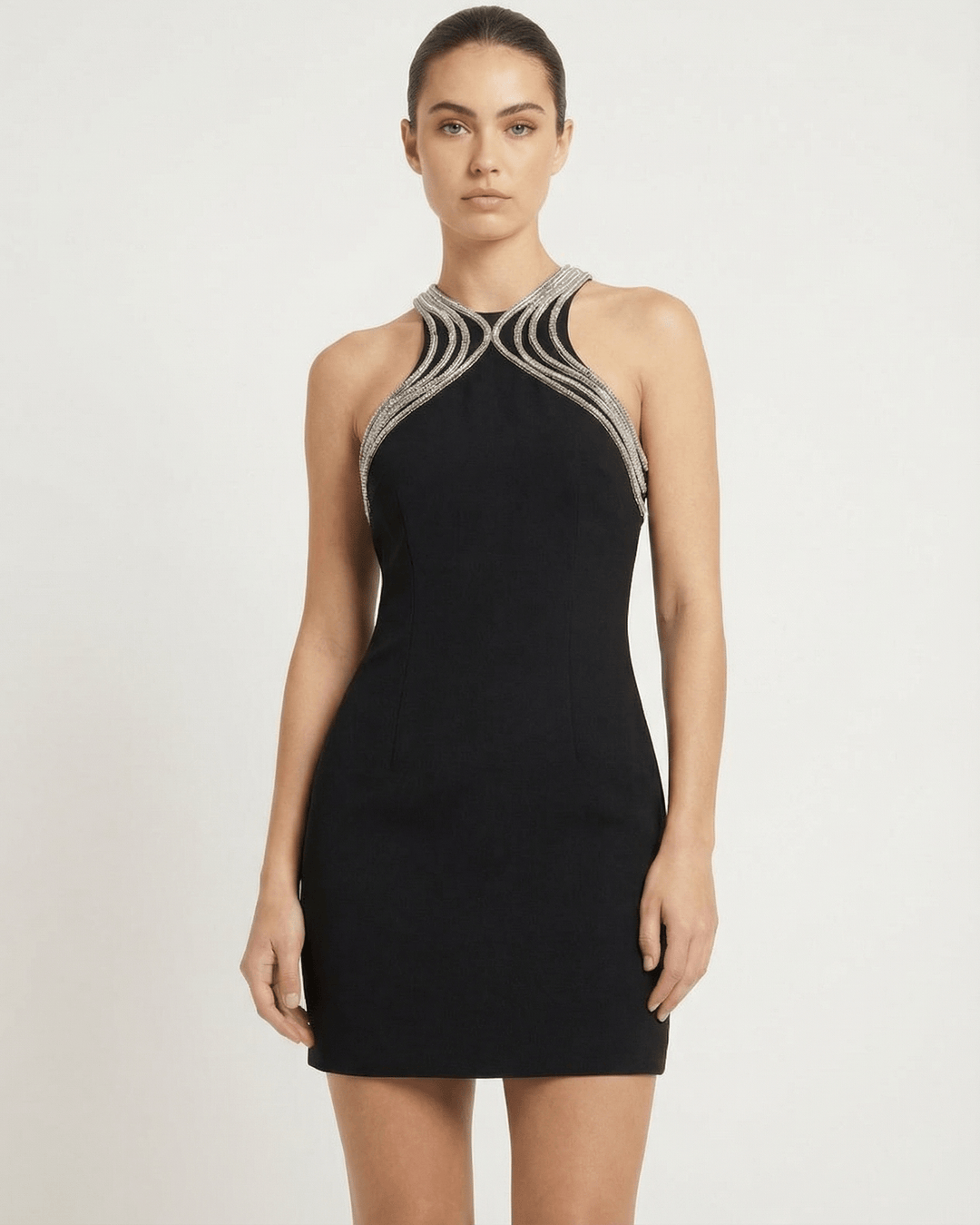 Vestido de fiesta mini negro para mujer, diseño elegante sin mangas con detalles metálicos, perfecto para la noche.