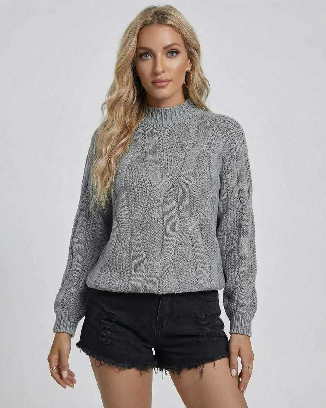 Suéter blanco de mujer con diseño de trenzas, estilo clásico casual, perfecto para ropa de invierno.