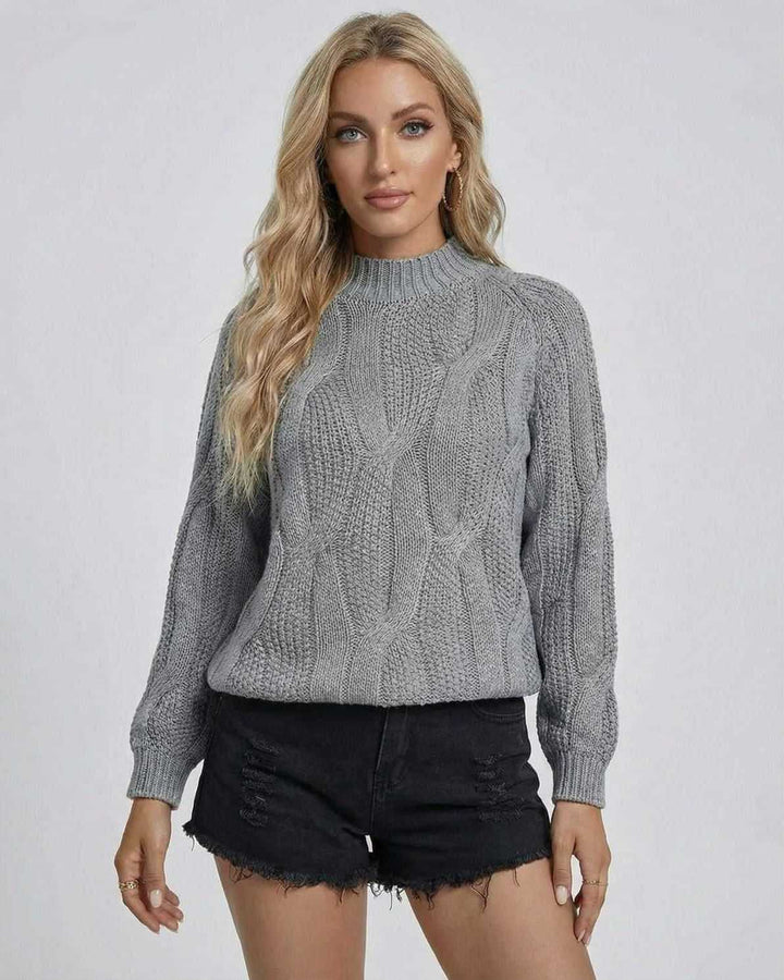 Suéter blanco de mujer con diseño de trenzas, estilo clásico casual, perfecto para ropa de invierno.