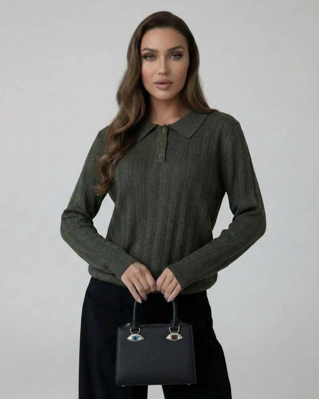 Suéter elegante de punto verde oliva para mujer con cuello, ideal para el estilo de otoño-invierno.