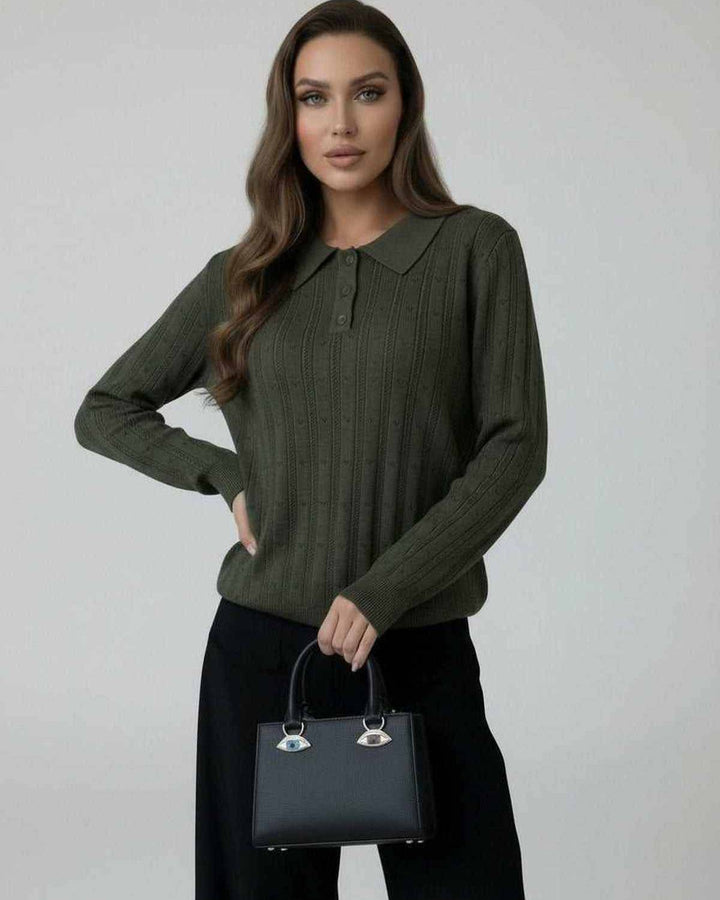 Prenda de punto verde oliva chic para mujer, suéter con cuello, perfecto para moda casual.