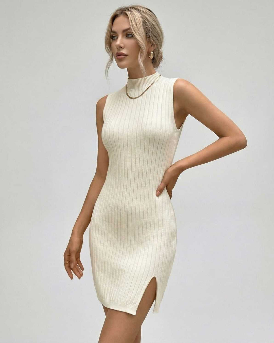 Vestido mini ajustado de mujer, blanco, sin mangas y cuello alto. Diseño moderno y elegante para moda actual.