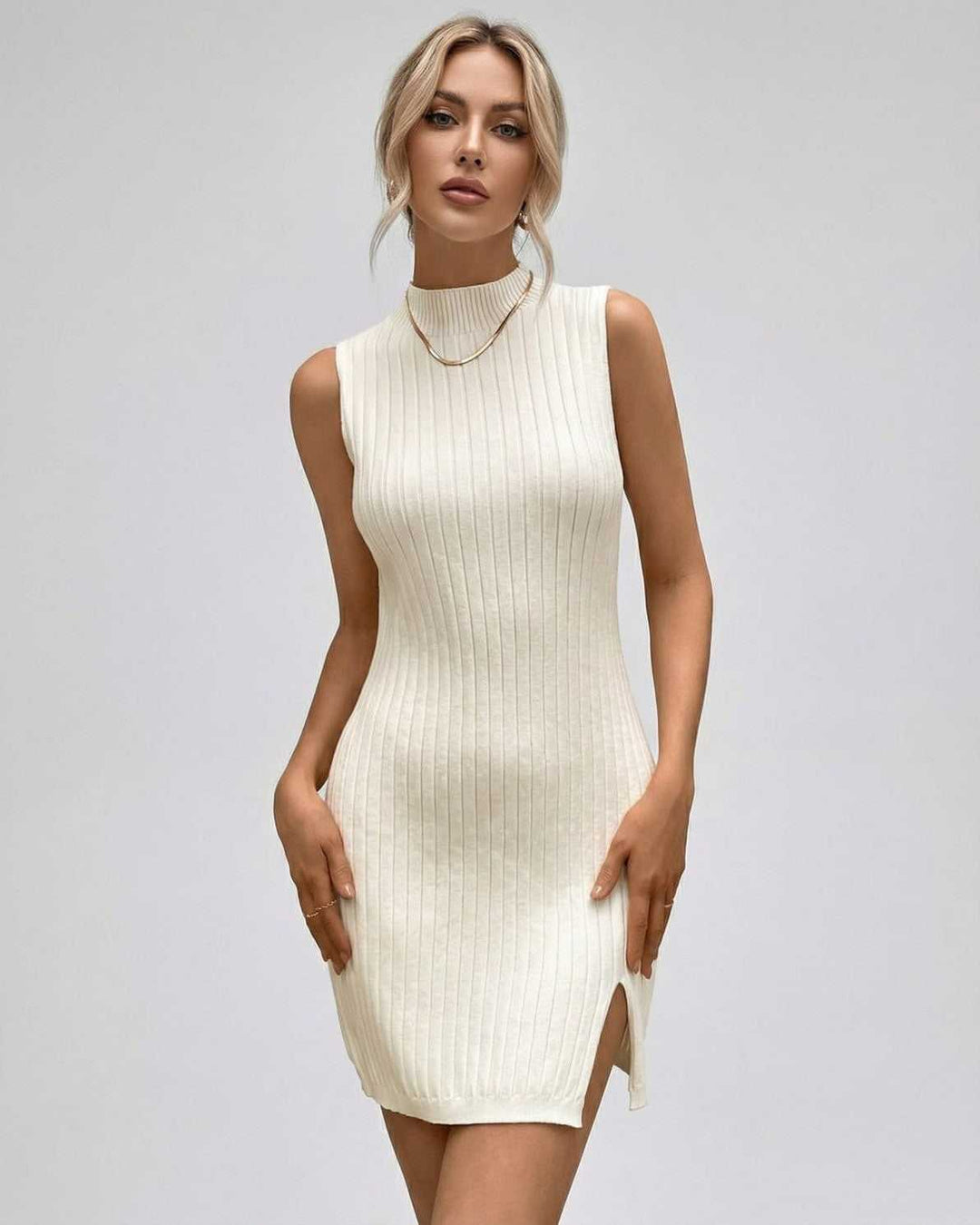 Vestido mini sin mangas de cuello alto para mujer. Estilo chic y ajustado, tendencia en moda femenina.