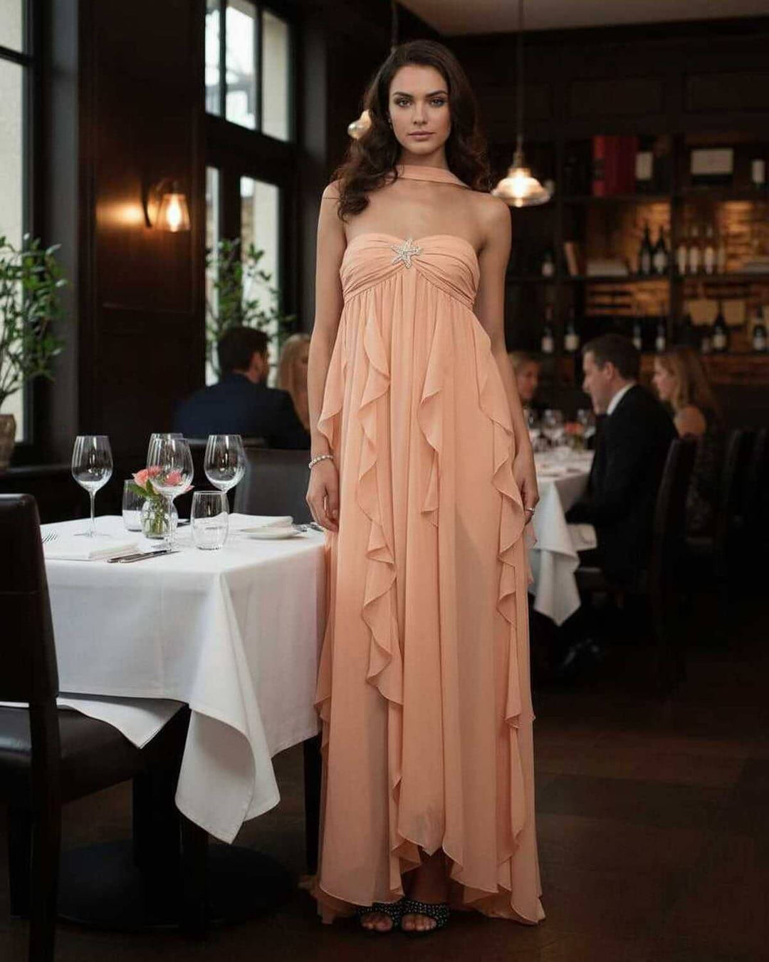 Vestido maxi elegante sin tirantes con volantes, estilo de moda para mujer, ideal para fiesta y eventos.