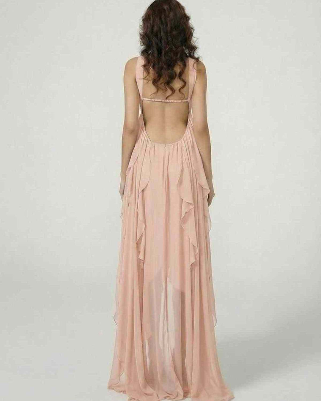 Vestido maxi sin tirantes con volantes, estilo femenino y elegante para ocasiones especiales.