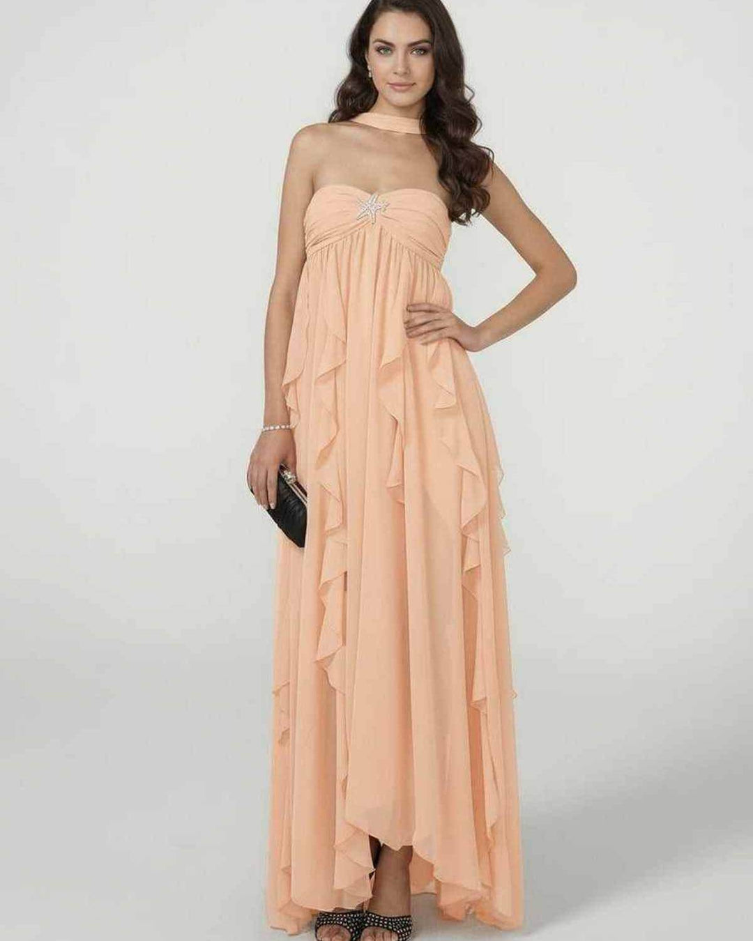 Moda mujer: vestido maxi elegante con volantes, sin tirantes, para un look femenino y sofisticado.