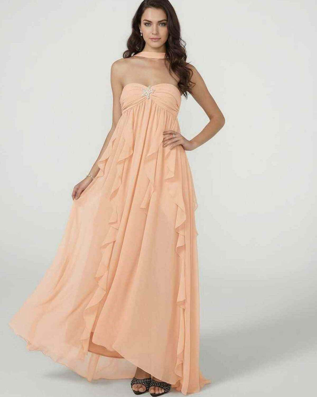 Vestido maxi blanco sin tirantes, elegante y largo, con volantes para fiesta y ocasión especial.