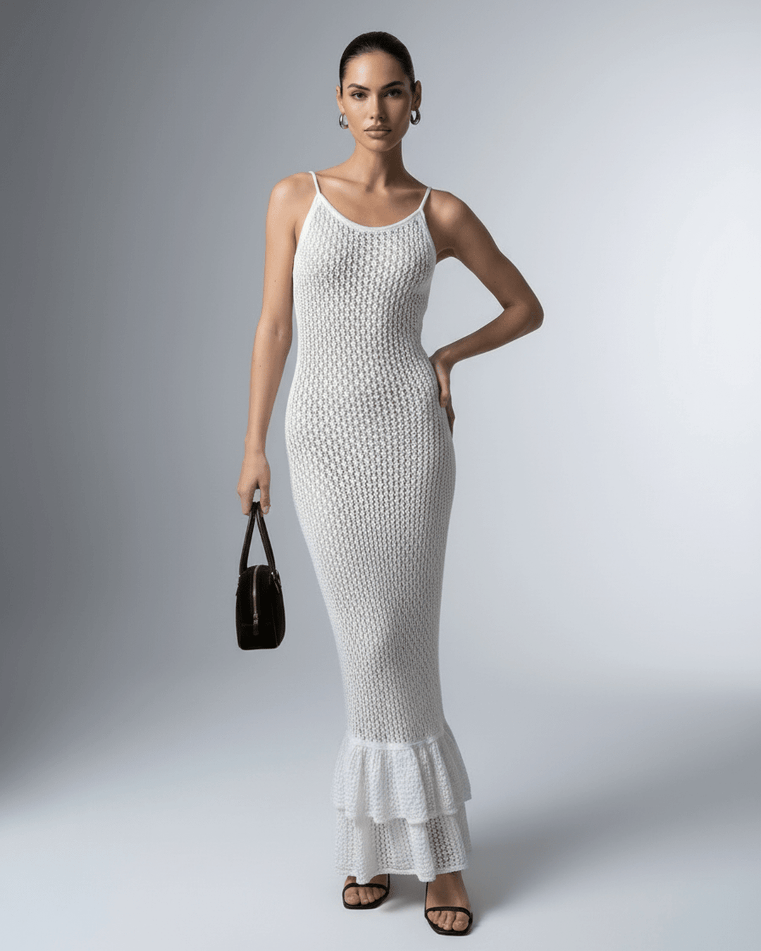 Modelo luciendo vestido maxi blanco perla ajustado, corte hueco. Estilo veraniego femenino.
