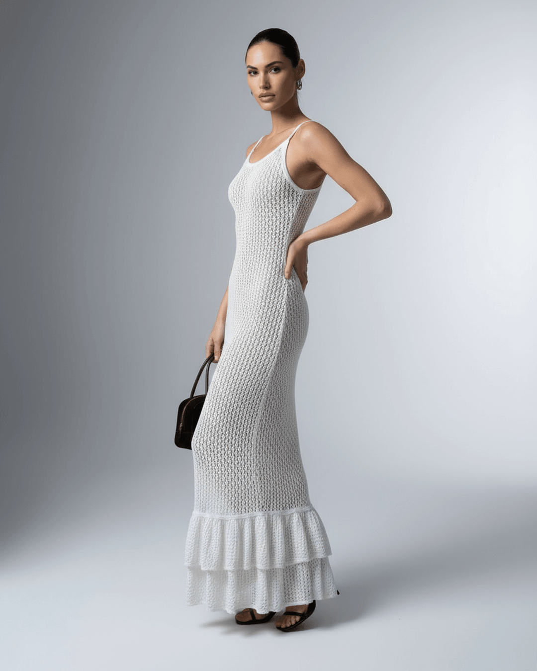 Vestido de verano blanco perla, largo y sin mangas. Diseño elegante y ajustado al cuerpo.