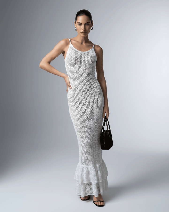 Detalle de vestido maxi blanco perla con corte hueco. Moda mujer, cintura alta y ajustado.