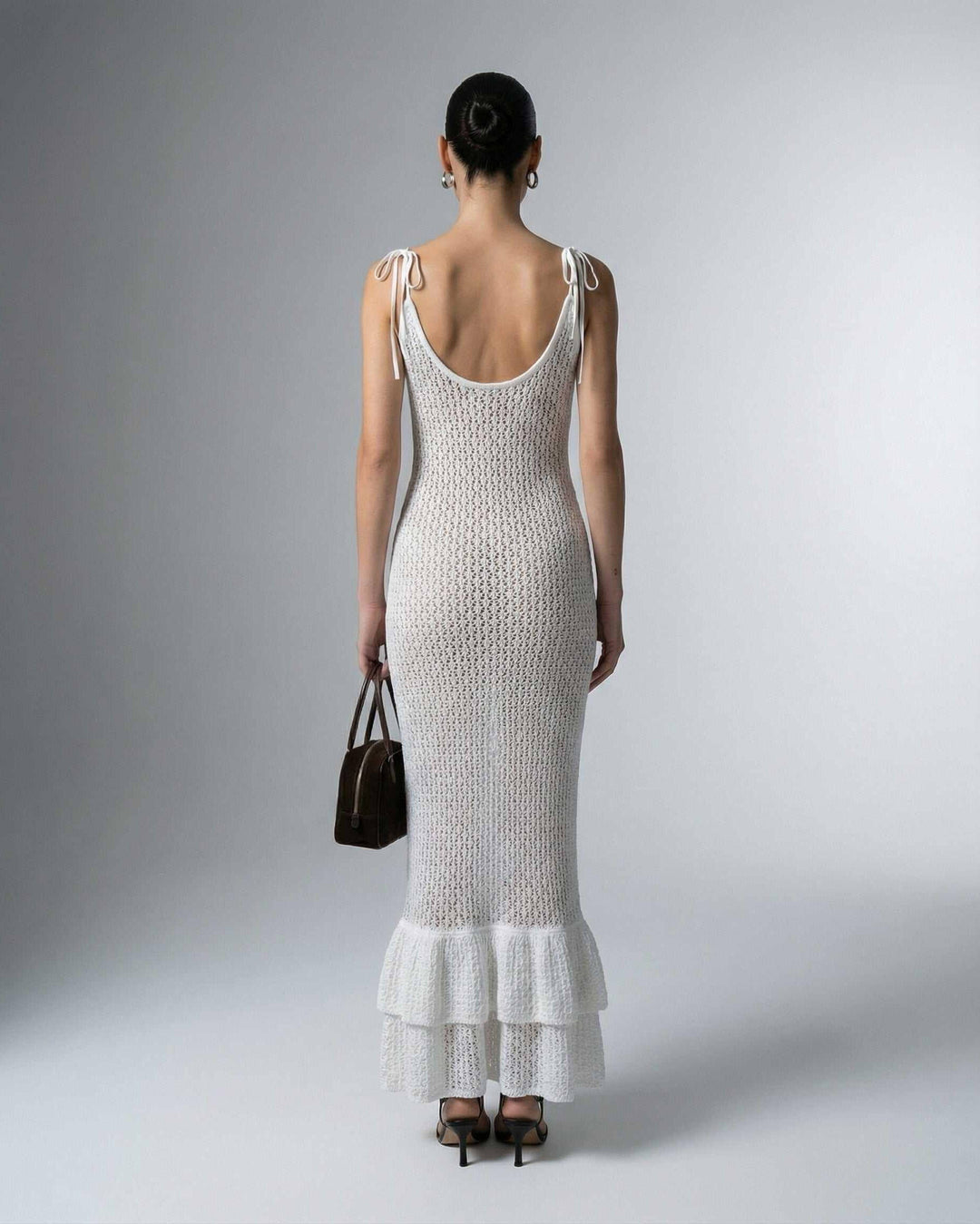 Vestido largo blanco perla sin mangas con corte hueco. Elegancia esculpida para vacaciones.