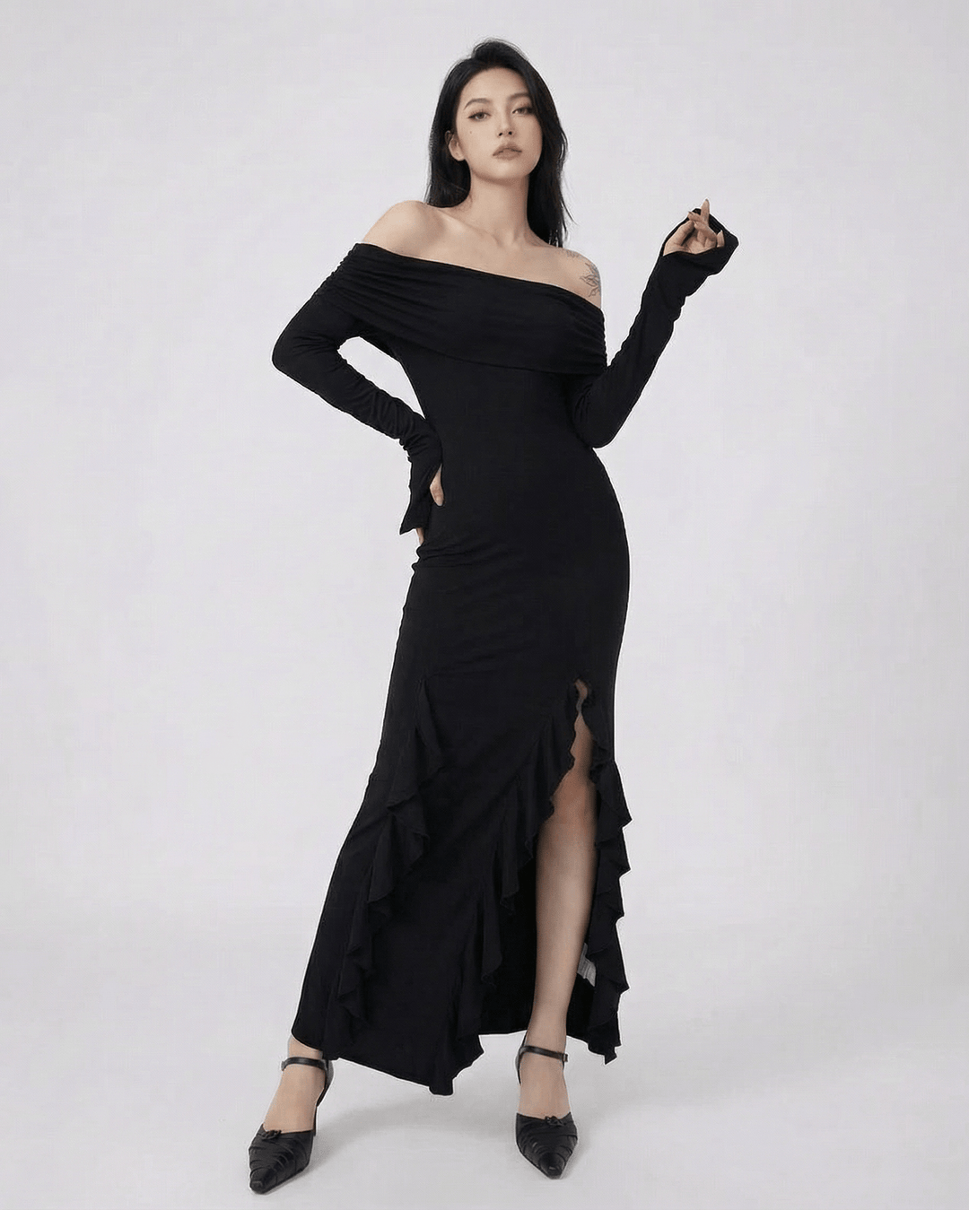 Elegante vestido maxi negro sin hombros con volantes y manga acampanada para ocasiones especiales.
