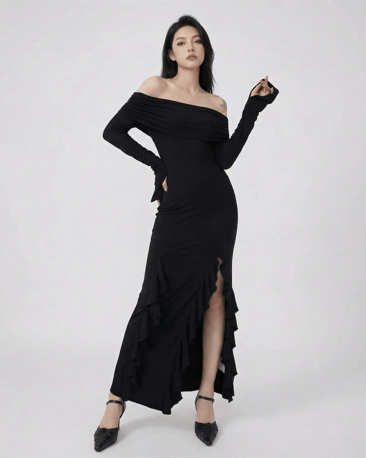 Elegante vestido maxi negro sin hombros con volantes y manga acampanada para ocasiones especiales.