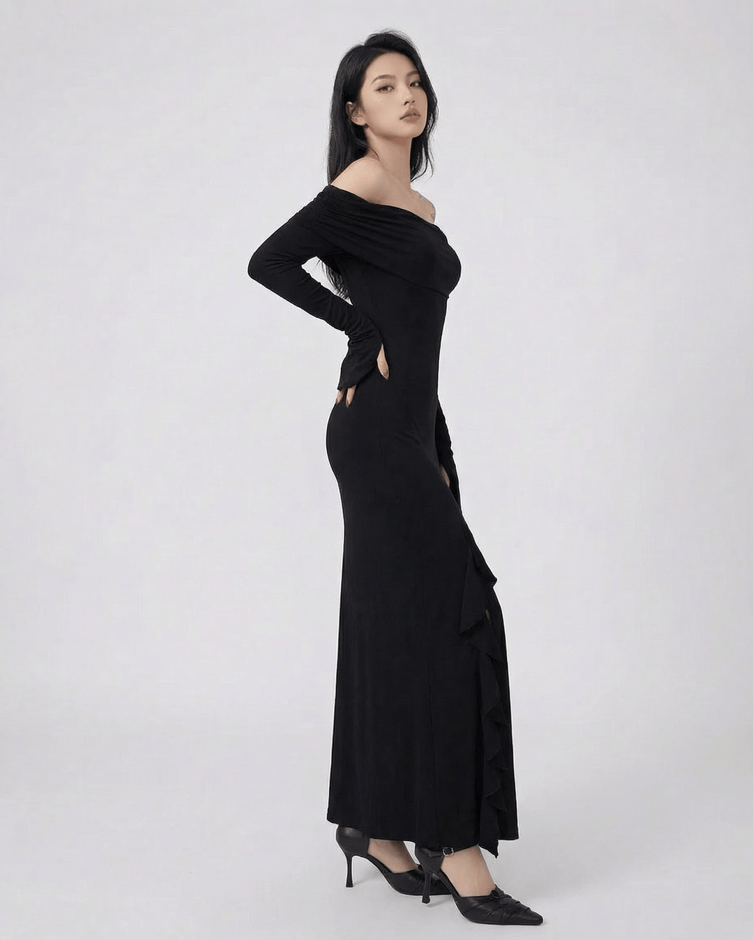 Vestido de noche negro asimétrico con diseño fluido, perfecto para eventos formales y elegantes.