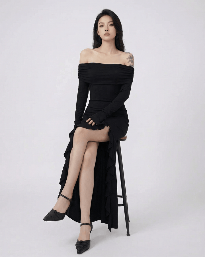 Vestido maxi negro asimétrico con detalle de volantes, una opción chic para fiestas y cócteles.