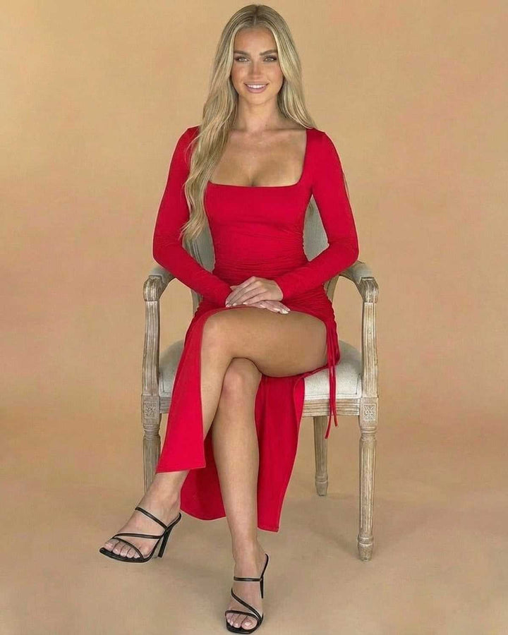 Vestido ajustado blanco, corte midi, escote cuadrado y manga larga, resaltando la silueta femenina.