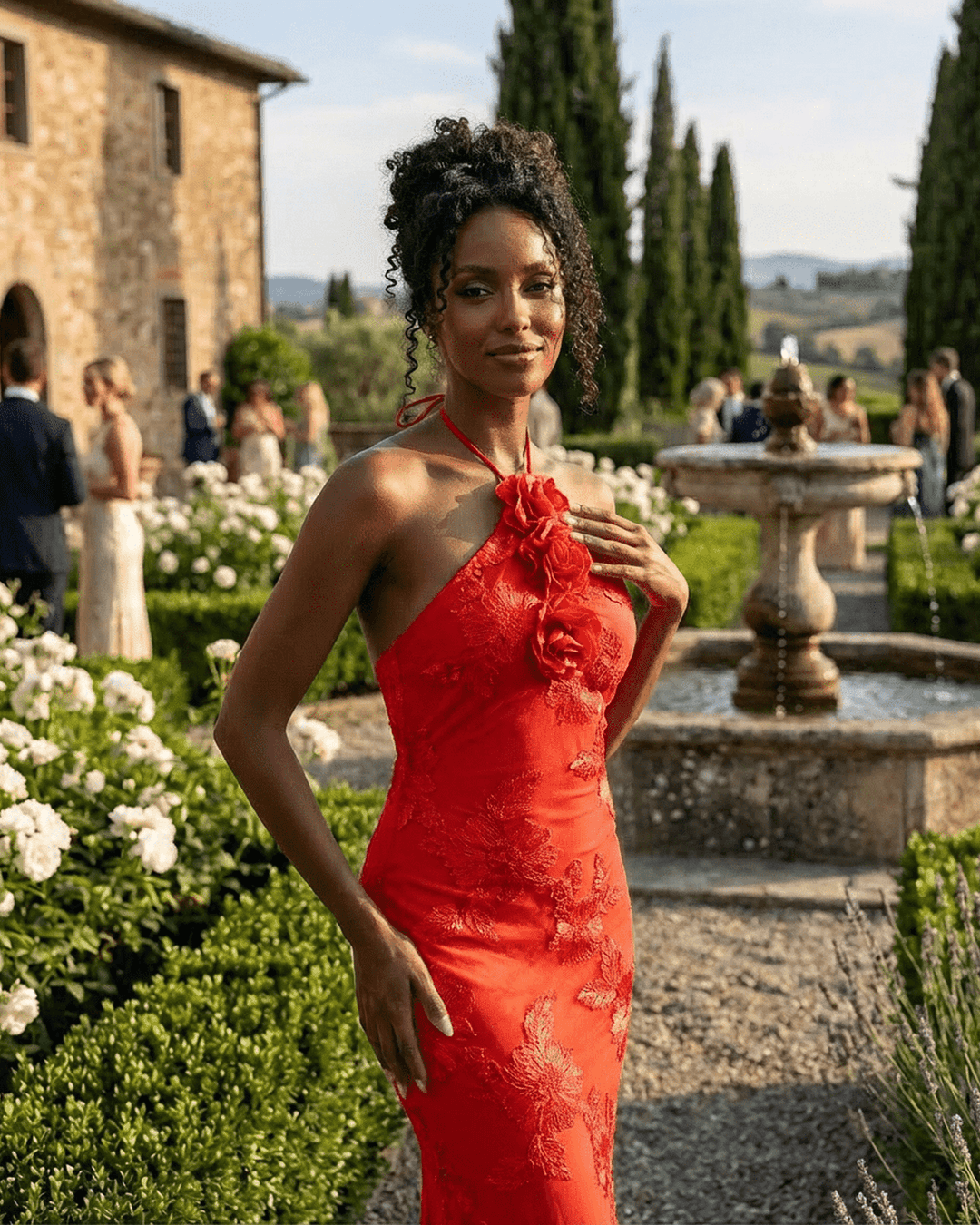 Vestido maxi floral rojo de moda para mujer, diseño elegante con cuello halter. Ideal para fiesta.
