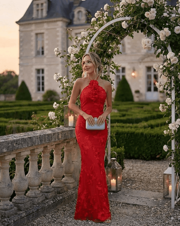 Vestido formal rojo Rosalia para mujer, estampado floral elegante y cuello halter. Perfecta noche.