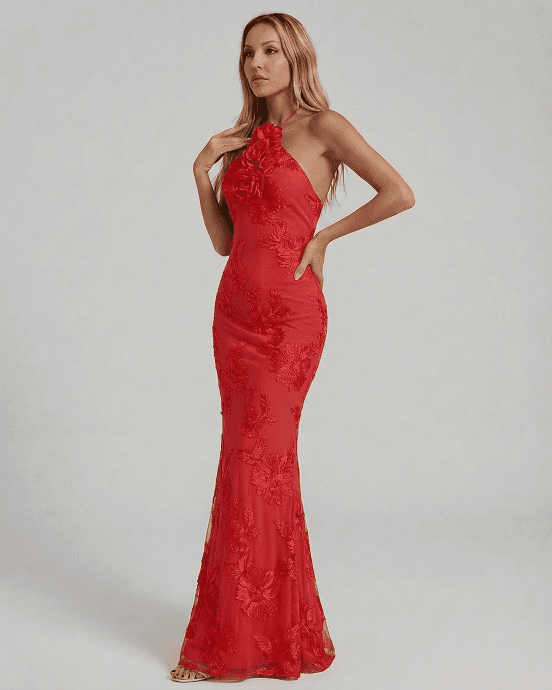 Vestido Maxi Rosalia floral rojo con escote halter para mujer, perfecto para fiesta elegante.