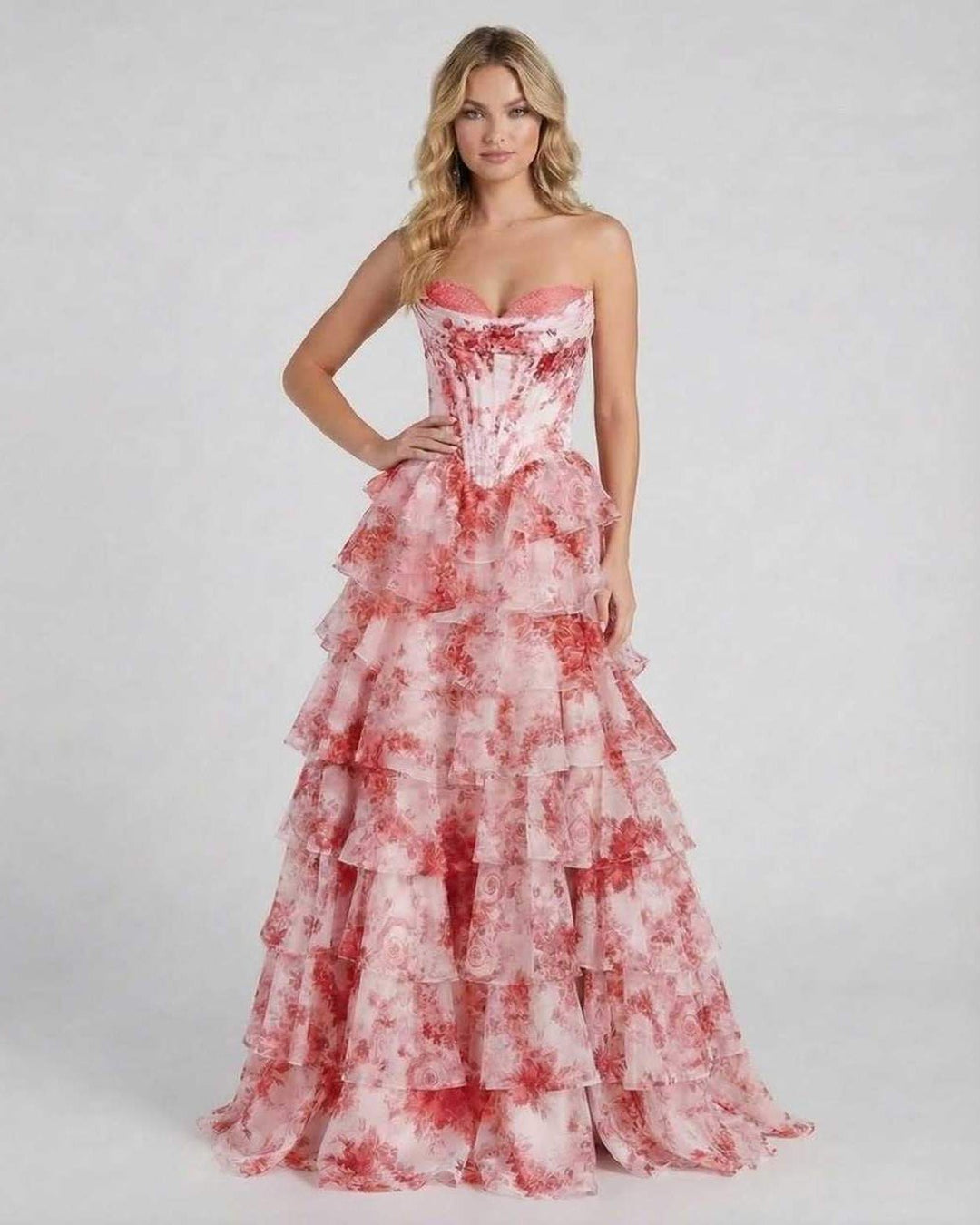 Vestido largo floral con volantes y silueta fluida. Estilo romántico y elegante para mujer.