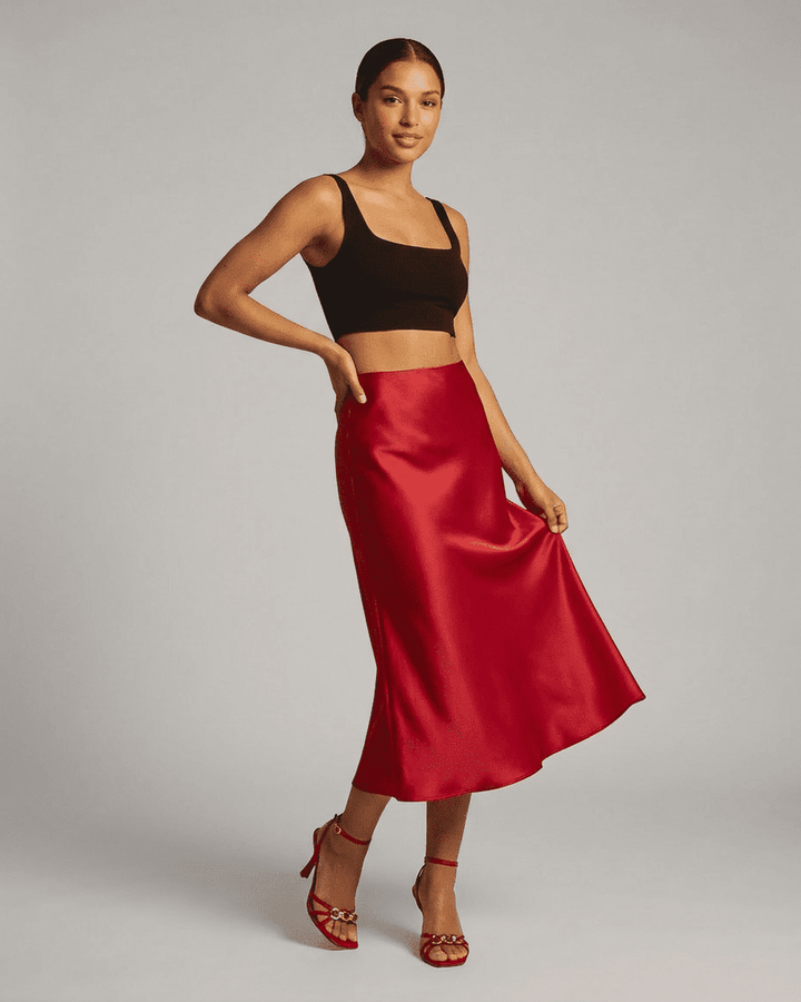 Falda midi roja de cintura alta con corte sirena. Estilo chic y versátil para primavera/verano, moda mujer formal.