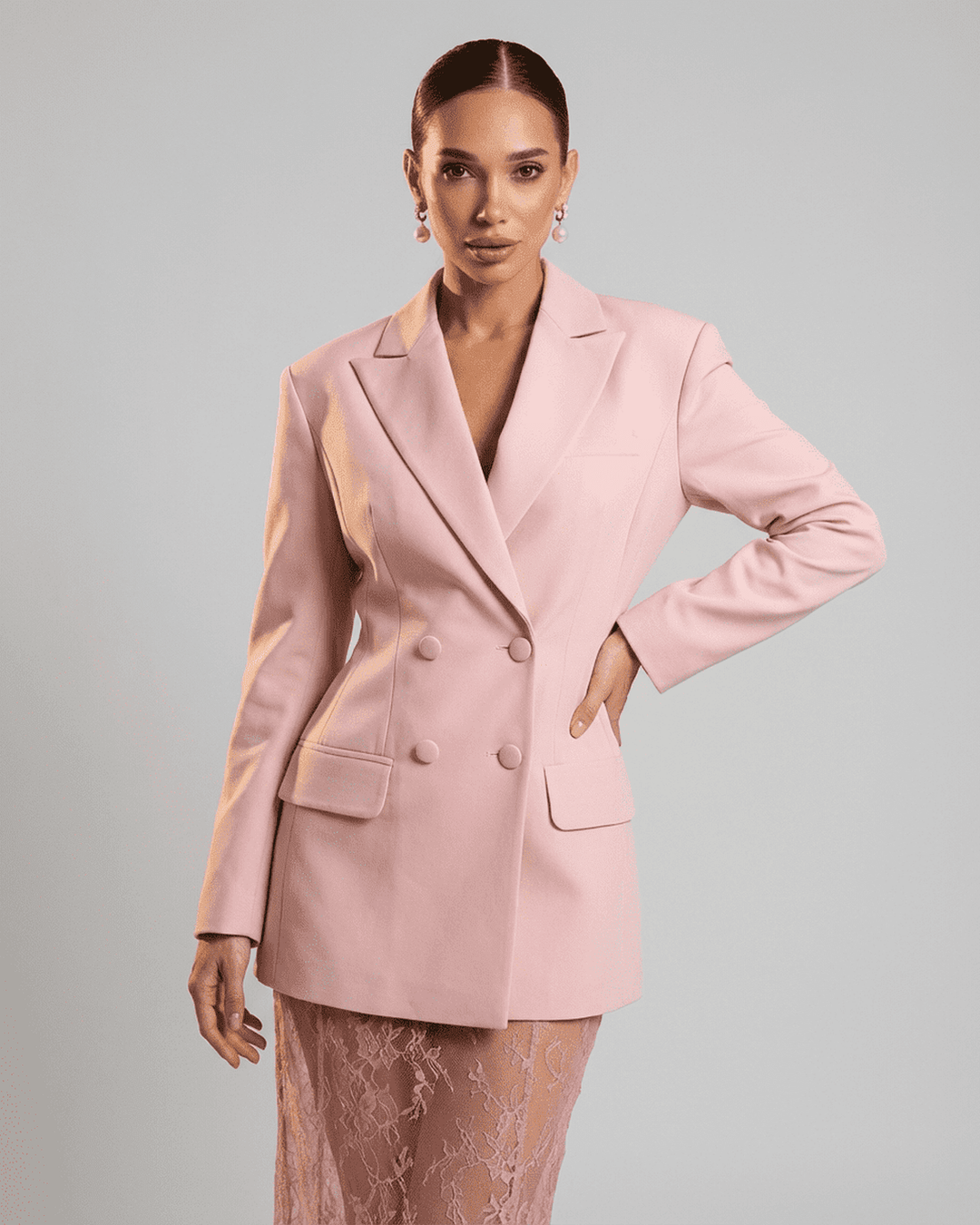 Blazer entallado rosa Rosalie para mujer, estilo sofisticado y elegante. Perfecto para oficina o noche.