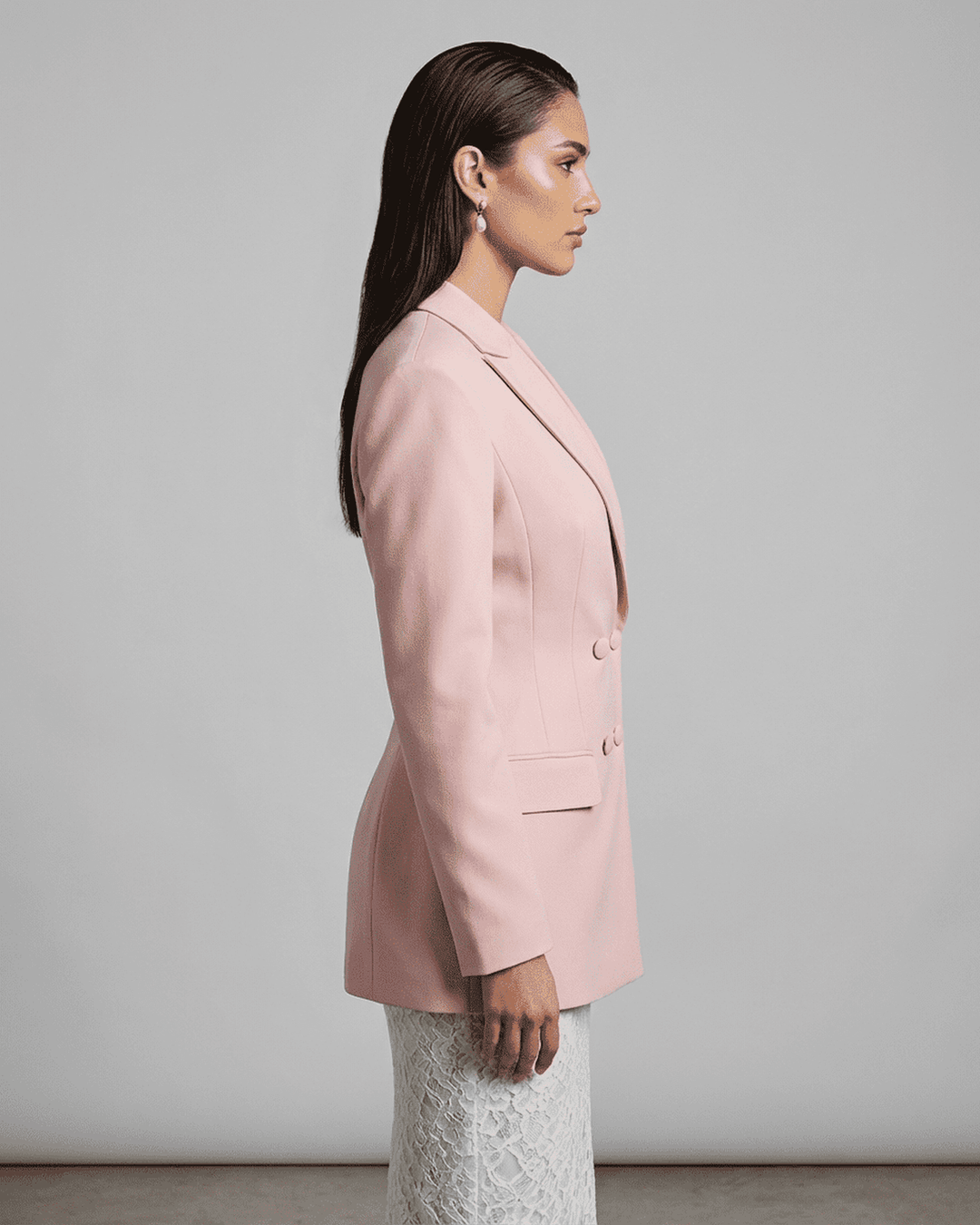 Blazer femenino rosa entallado Rosalie. Un toque sofisticado para looks casuales y formales.