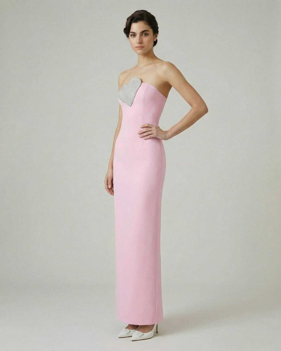 Vestido maxi rosa de noche para mujer, escote corazón, estilo sin tirantes, ideal para fiestas y ocasiones especiales.