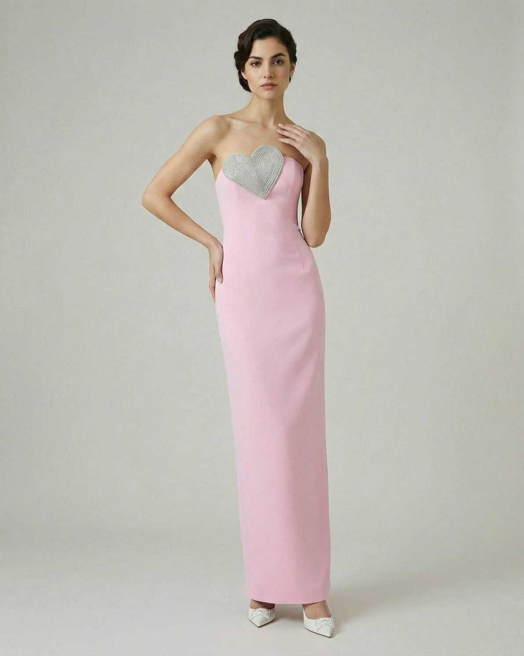 Vestido maxi rosa para mujer con escote corazón, perfecto para fiesta o evento elegante.