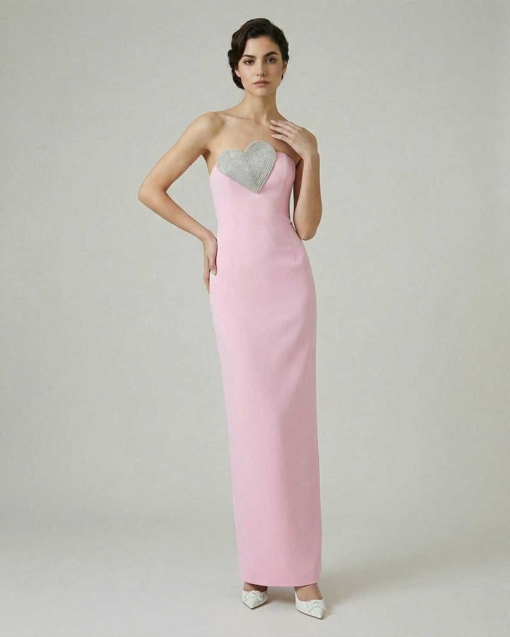 Vestido maxi rosa para mujer con escote corazón, perfecto para fiesta o evento elegante.