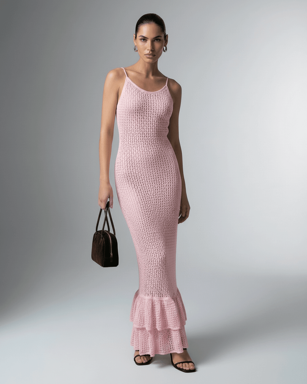 Vestido maxi blanco elegante y ajustado para mujer, con caída fluida, ideal para un look glamour de verano.