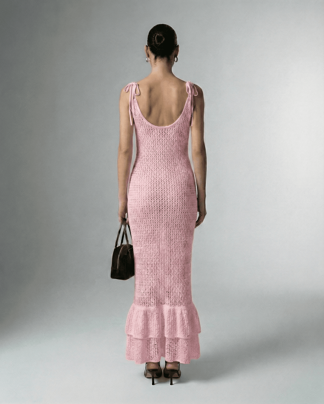 Silueta de vestido maxi ajustado para mujer, blanco, con diseño elegante y fluido, perfecto para noche.
