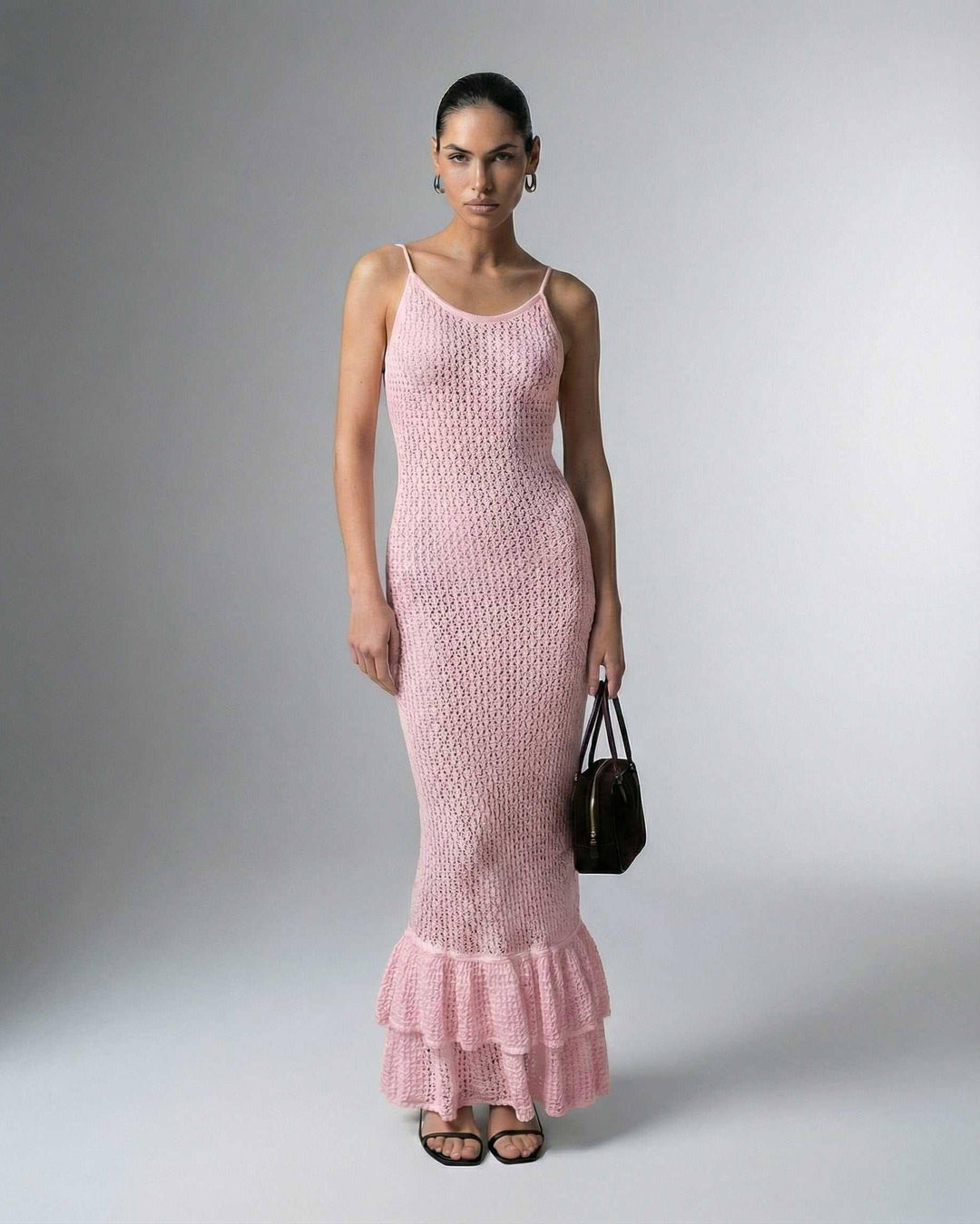 Vestido maxi blanco ajustado para mujer, elegante y fluido, ideal para fiestas de verano o vacaciones.