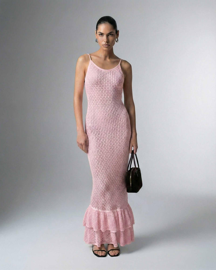 Vestido maxi blanco ajustado para mujer, elegante y fluido, ideal para fiestas de verano o vacaciones.