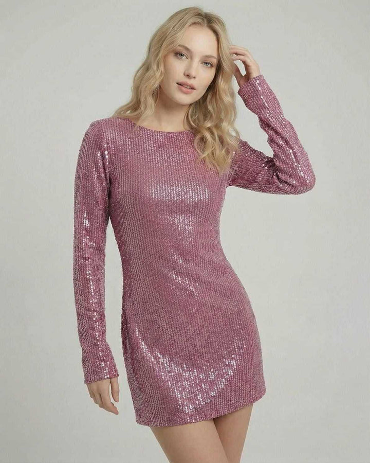 Glamuroso vestido de fiesta mini bodycon con lentejuelas rosé. Estilo brillante para noche.