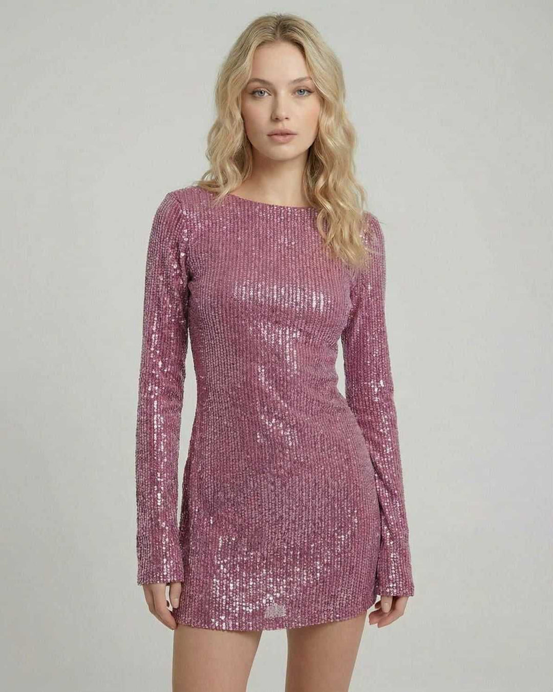 Vestido bodycon de mujer en tono rosé con lentejuelas. Corte mini y ajuste perfecto para fiesta.