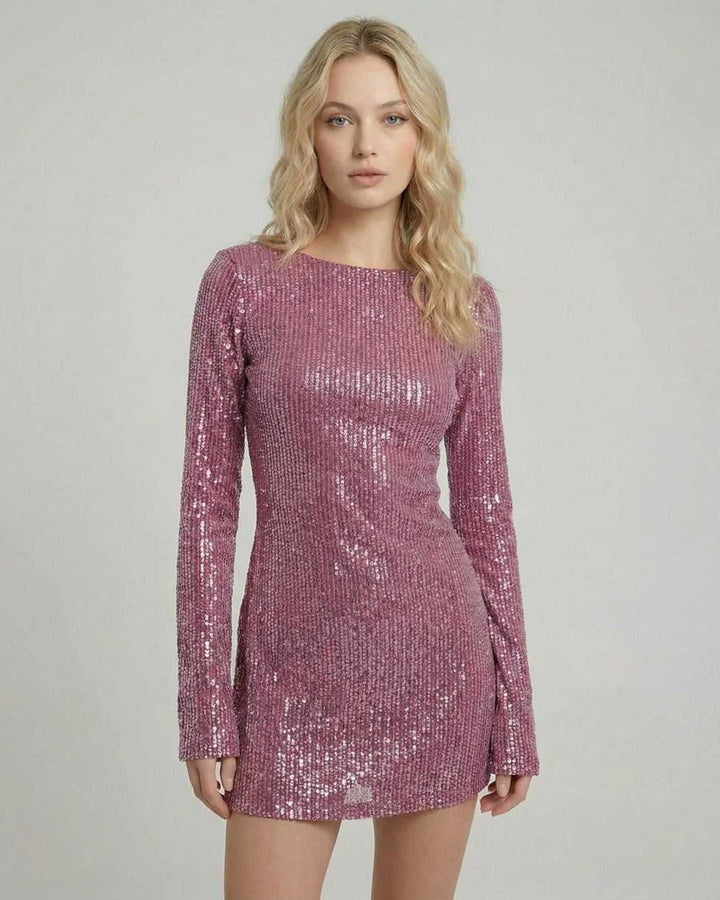 Vestido bodycon de mujer en tono rosé con lentejuelas. Corte mini y ajuste perfecto para fiesta.