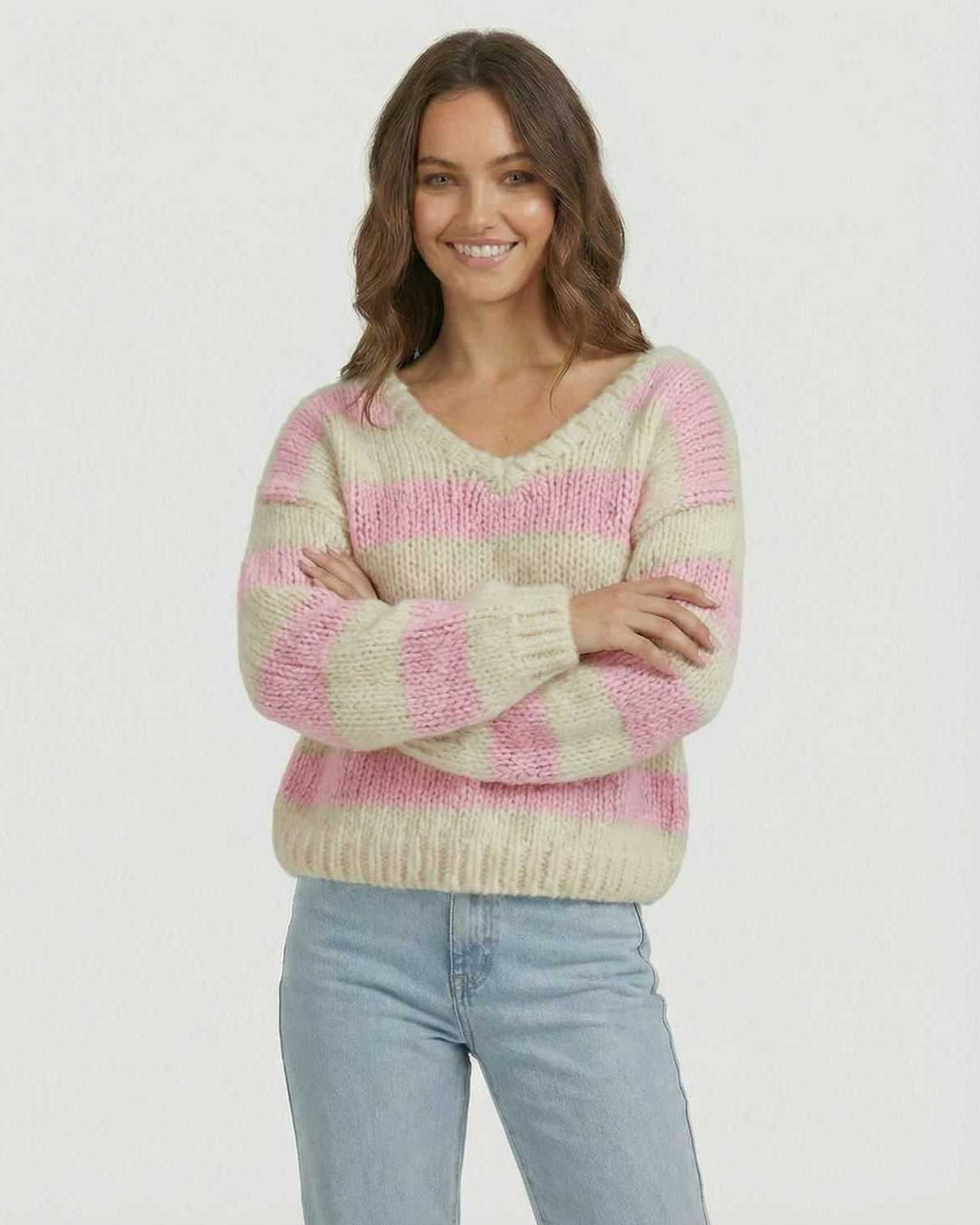Suéter moderno de punto rosé para mujer con diseño rayado. Pullover casual de escote V para un estilo relajado de otoño.