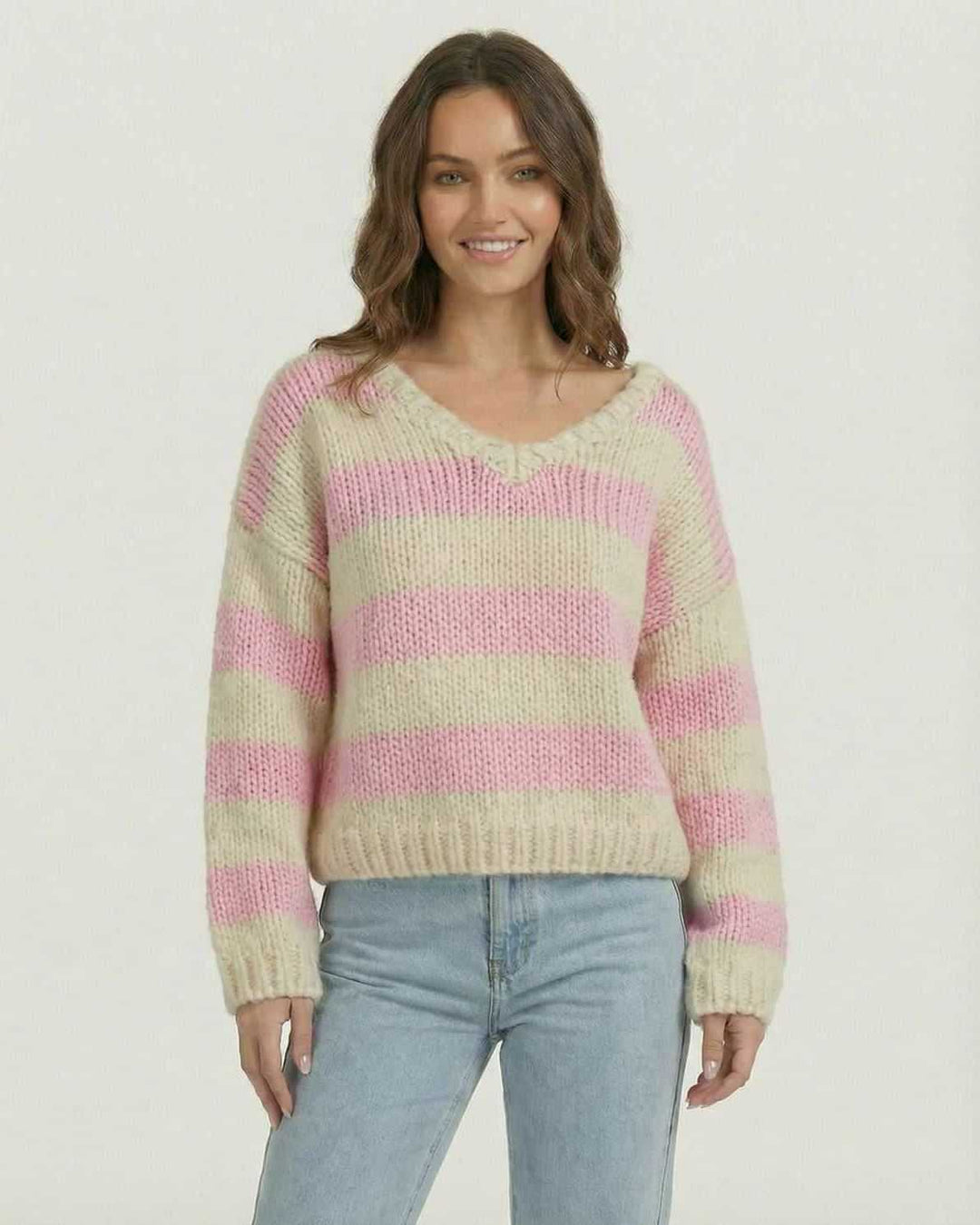 Pullover de mujer color rosé con rayas y escote V. Suéter de punto relajado, perfecto para el frío y looks casuales.