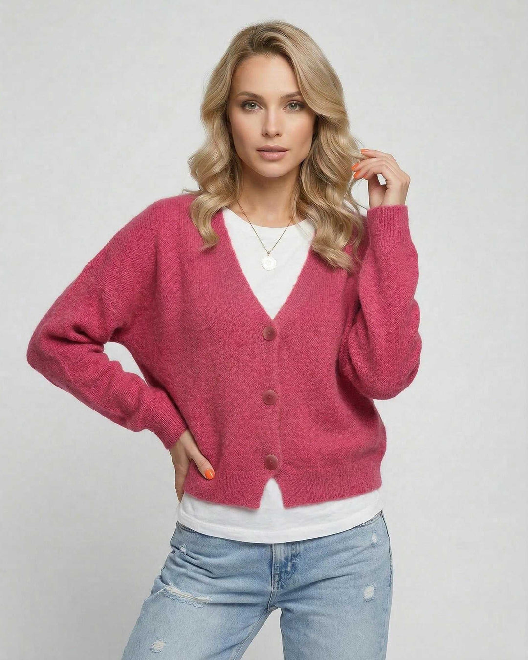 Cárdigan de moda rosa vibrante para mujer, corte relajado. Chaqueta cómoda, ideal para estilo casual otoño-invierno.