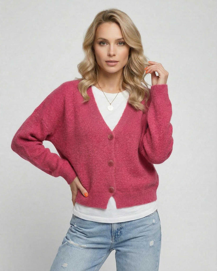 Cárdigan de moda rosa vibrante para mujer, corte relajado. Chaqueta cómoda, ideal para estilo casual otoño-invierno.