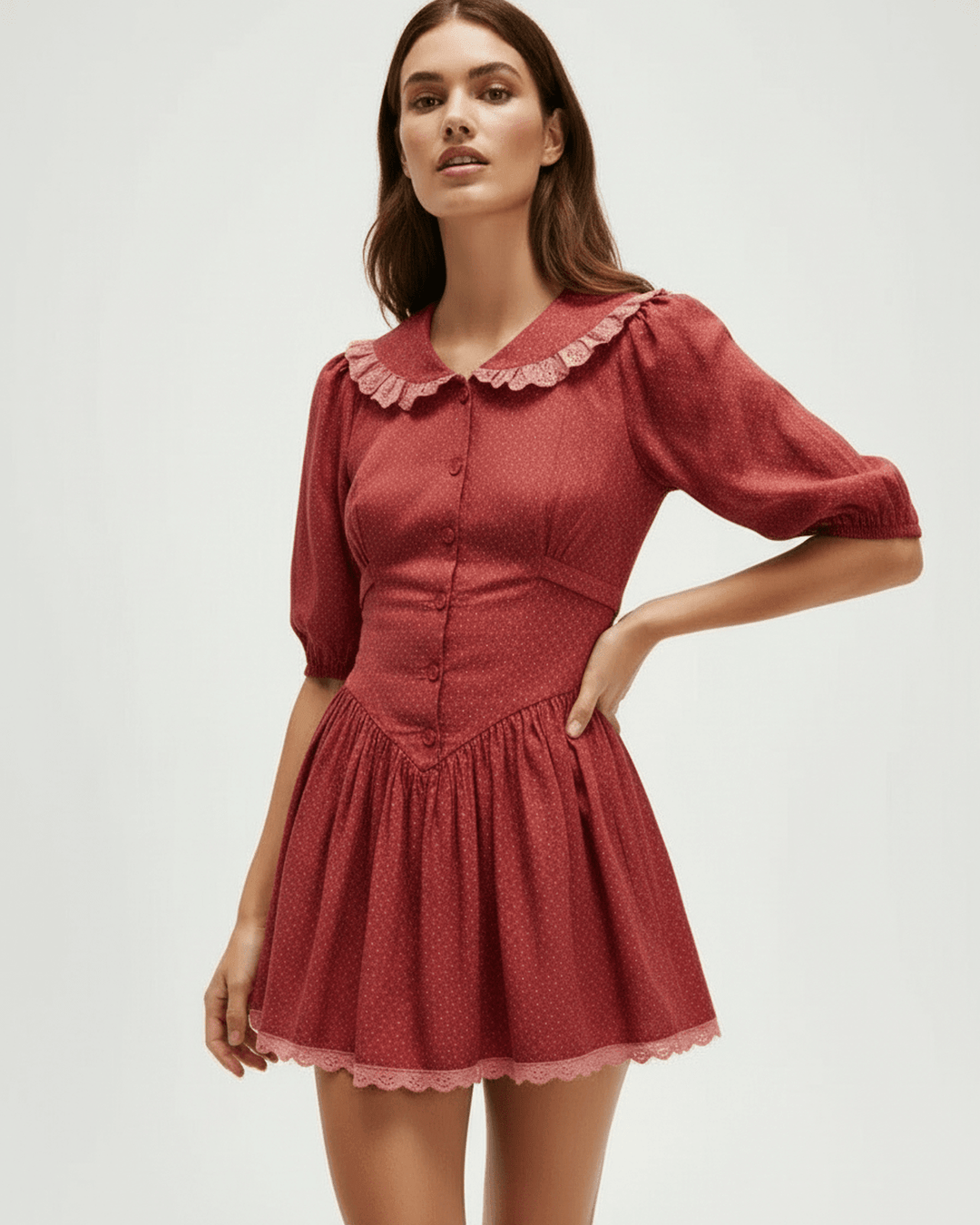 Vestido mini blanco estilo vintage con mangas abullonadas, perfecto para fiestas o look casual de primavera/verano.