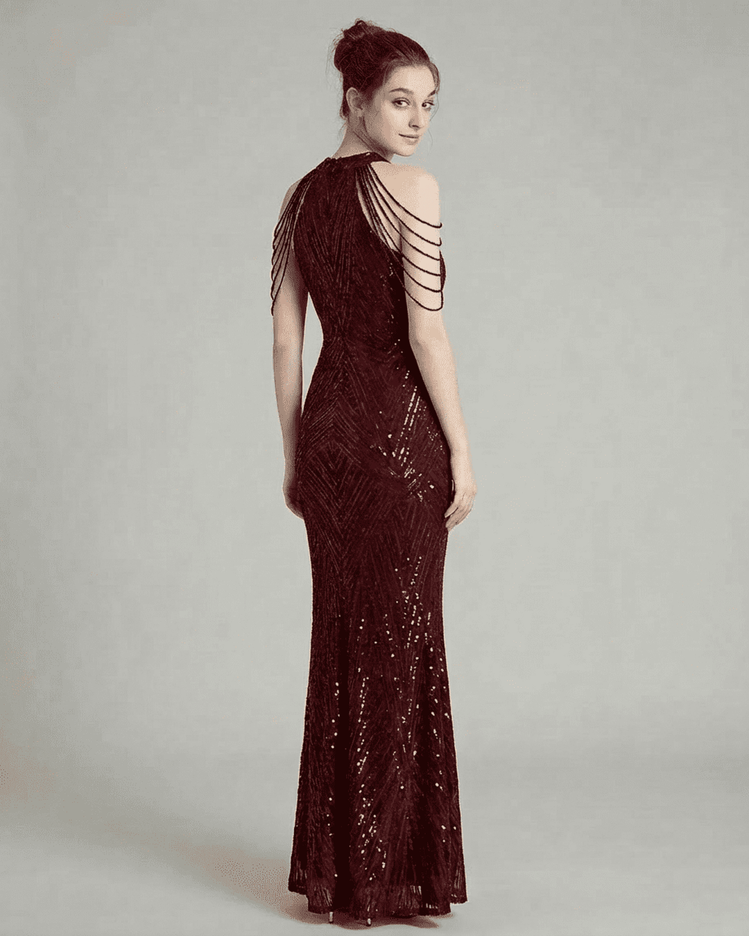 Vestido de noche formal rojo con silueta sirena. Elegante vestido maxi sin mangas para galas y ocasiones especiales.