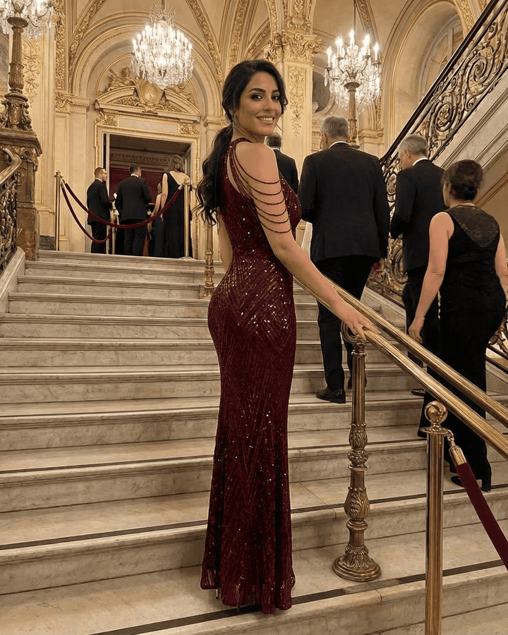 Deslumbrante vestido maxi rojo de fiesta para mujer. Elegante diseño sirena sin mangas, perfecto para galas y noches especiales.